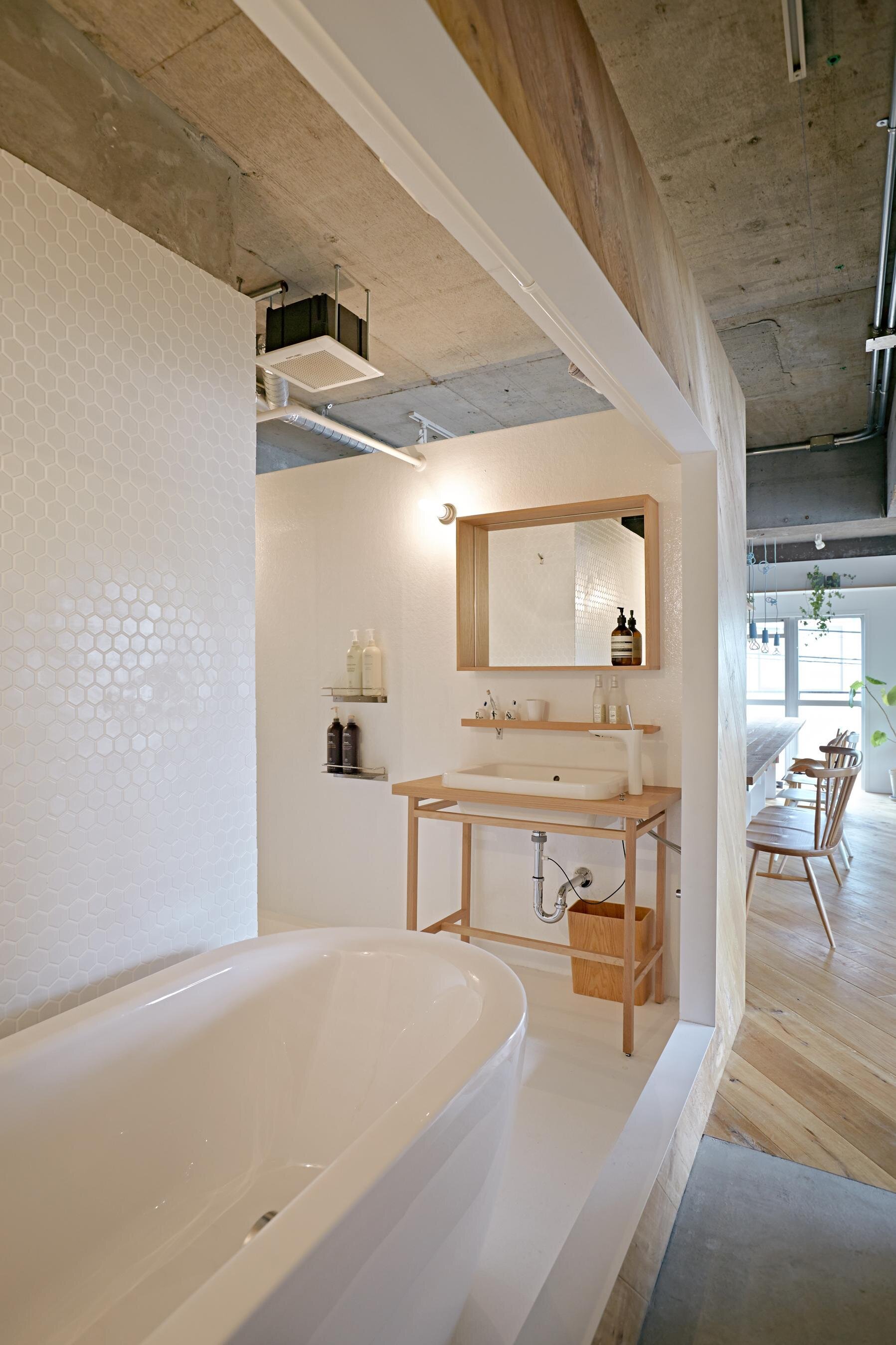 Tenhachi House - .8 Tenhachi Architect & Interior Design - Tokyo - Bathroom - Humble Homes