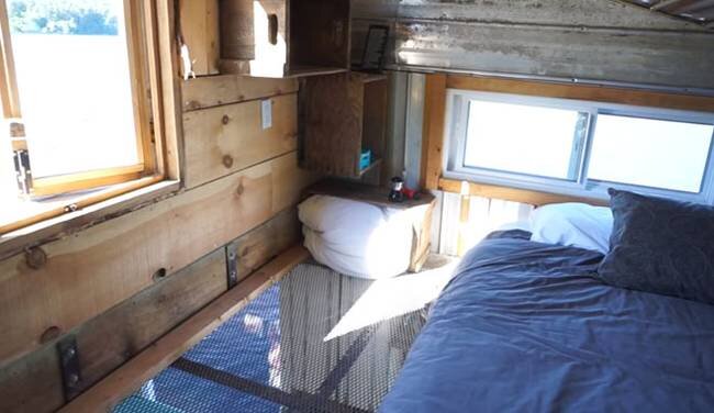 Wakefield Houseboat - Exploring Alternatives - Quebec - Bedroom - Humble Homes