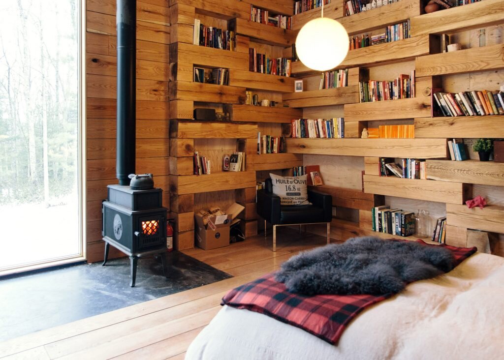 hemmelig-rom-guest-house-studio-padron-new-york-wood-bookshelves-humble-homes