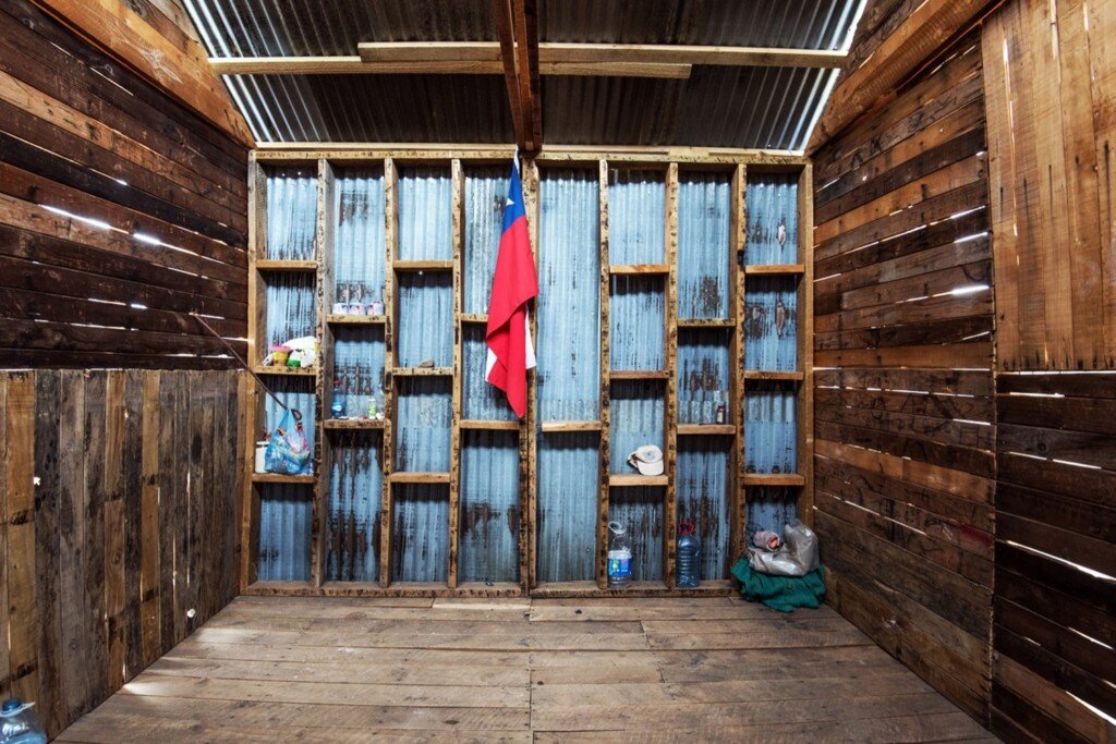 shelter-for-the-wanderer-andre-hans-kubat-sarria-chile-interior-1-humble-homes